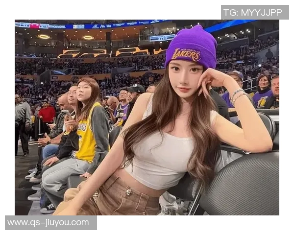 女球迷疑似骚扰湖人球员被保安驱逐老詹淡定剪指甲继续观赛